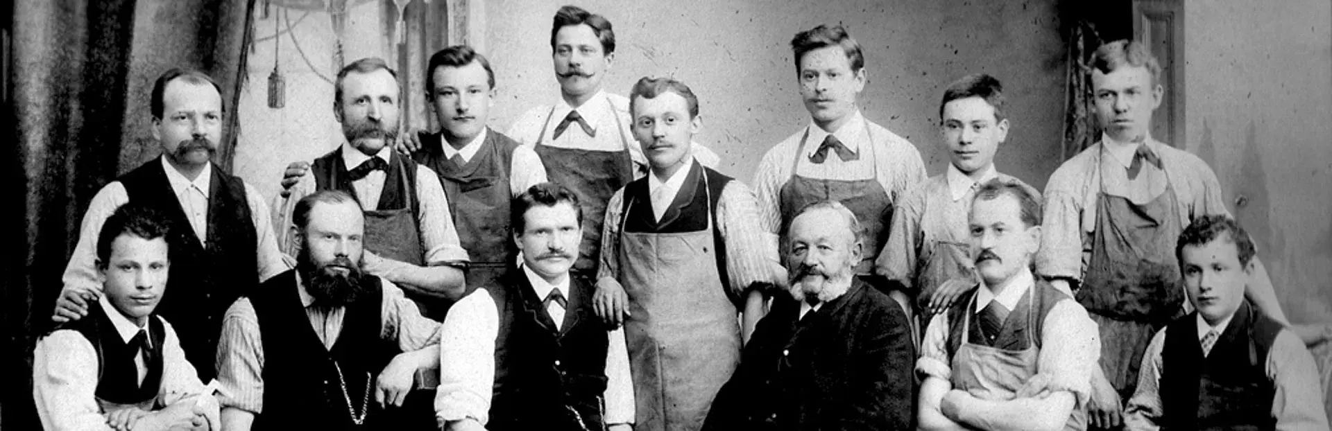 Eine Gruppe Männer posieren für ein Schwarz-Weiß-Foto aus dem Jahre 1888