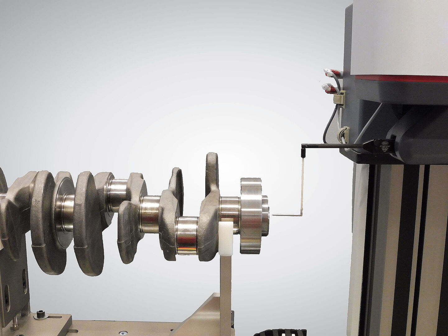 Measurement with a special probe arm in the borehole